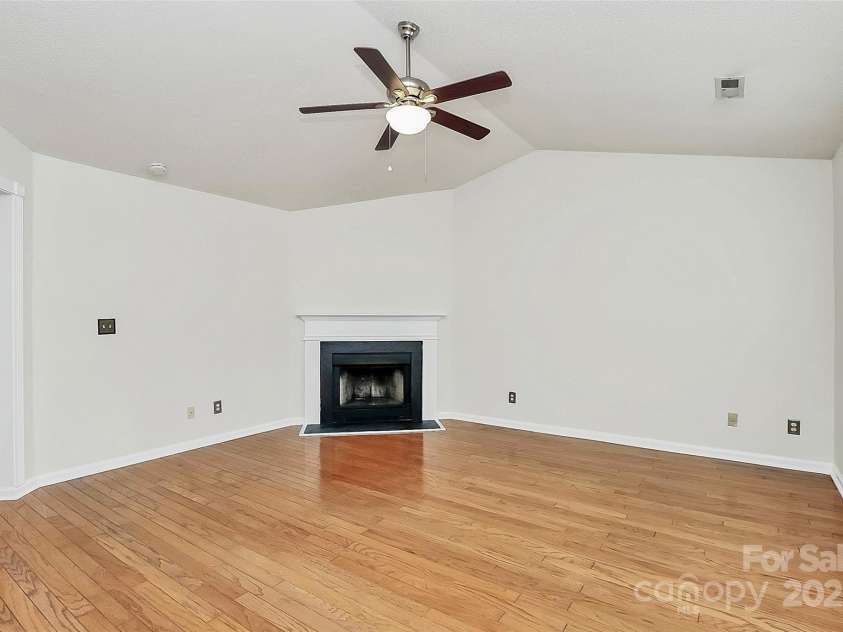9232 Four Mile Creek Road, Charlotte, NC 28277.  MLS# CAR4253018, YatesRealty ID 9258. 