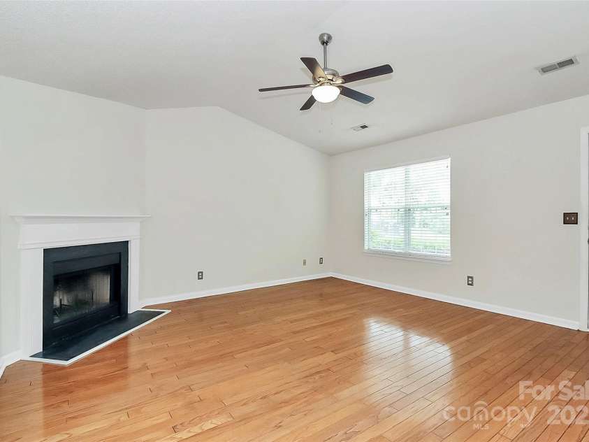 9232 Four Mile Creek Road, Charlotte, NC 28277.  MLS# CAR4253018, YatesRealty ID 9258. 