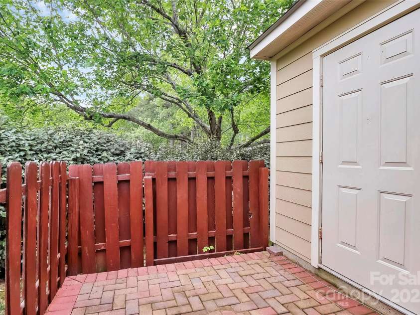 9232 Four Mile Creek Road, Charlotte, NC 28277.  MLS# CAR4253018, YatesRealty ID 9258. 