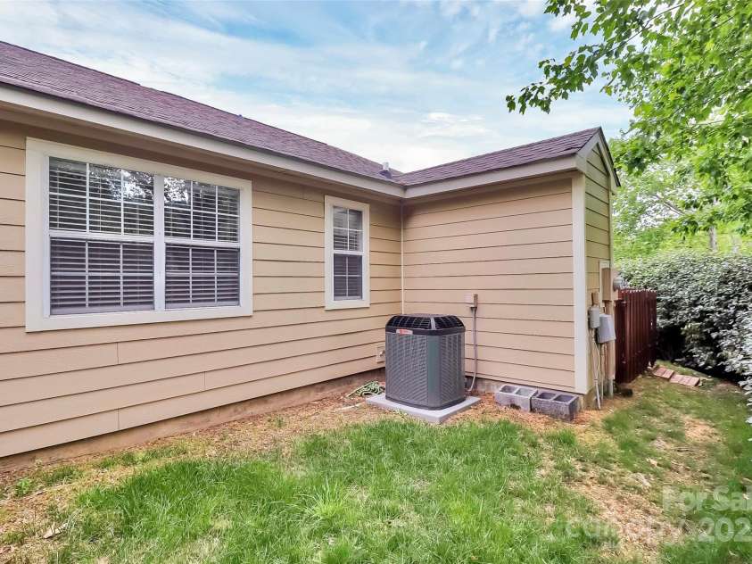 9232 Four Mile Creek Road, Charlotte, NC 28277.  MLS# CAR4253018, YatesRealty ID 9258. Back Yard
