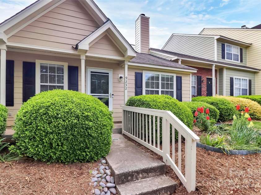 9232 Four Mile Creek Road, Charlotte, NC 28277.  MLS# CAR4253018, YatesRealty ID 9258. Front Pathway
