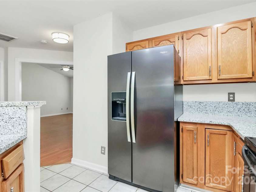 9232 Four Mile Creek Road, Charlotte, NC 28277.  MLS# CAR4253018, YatesRealty ID 9258. Kitchen