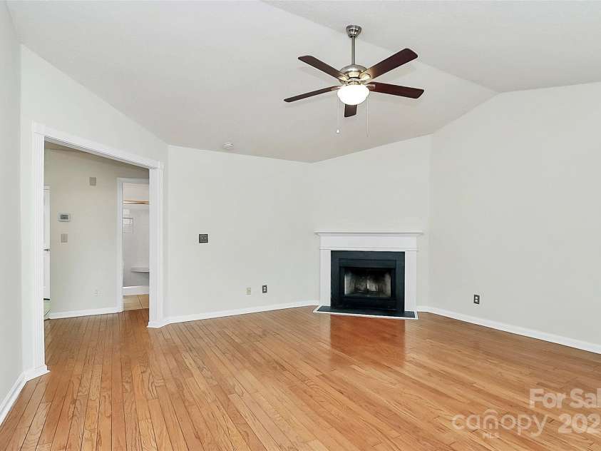 9232 Four Mile Creek Road, Charlotte, NC 28277.  MLS# CAR4253018, YatesRealty ID 9258. LIving Room Front Entrance