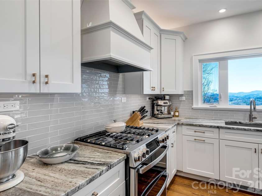98 Rock Cliff Way, Hendersonville, NC 28791.  MLS# CAR4363363, YatesRealty ID 9260. 