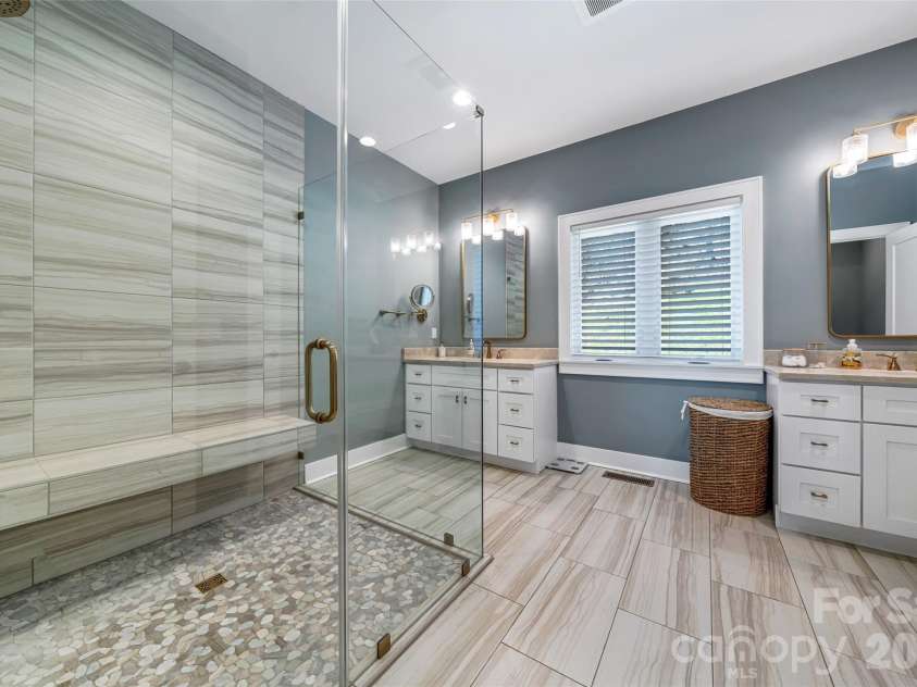 98 Rock Cliff Way, Hendersonville, NC 28791.  MLS# CAR4363363, YatesRealty ID 9260. 