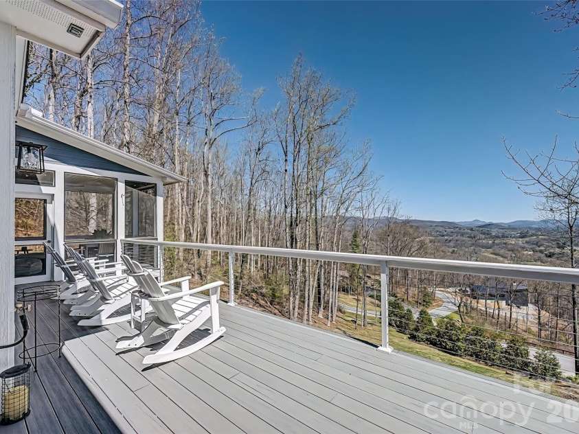 98 Rock Cliff Way, Hendersonville, NC 28791.  MLS# CAR4363363, YatesRealty ID 9260. 