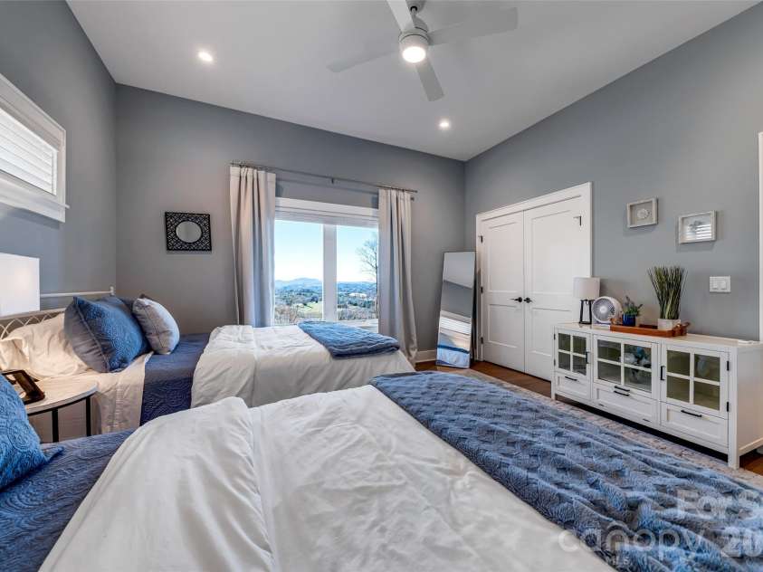 98 Rock Cliff Way, Hendersonville, NC 28791.  MLS# CAR4363363, YatesRealty ID 9260. 