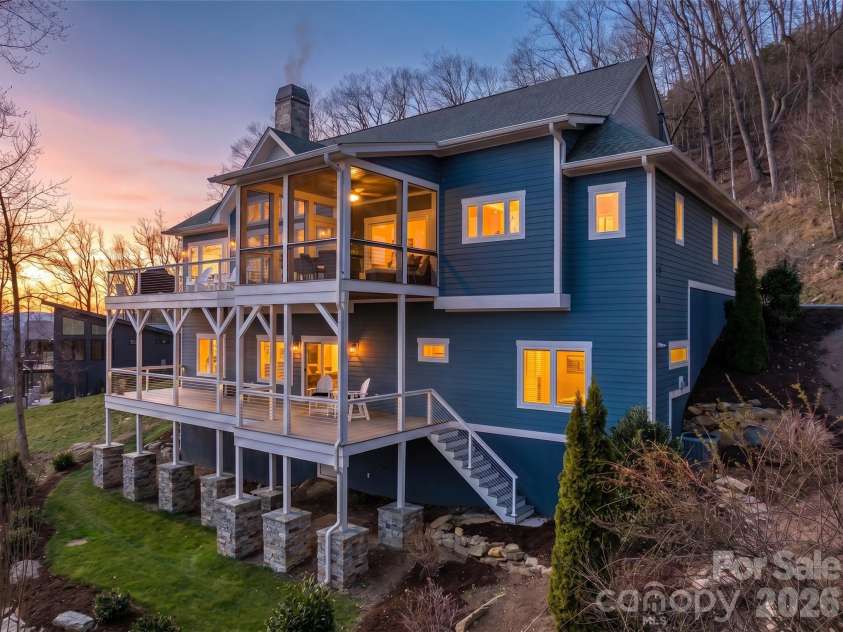 98 Rock Cliff Way, Hendersonville, NC 28791.  MLS# CAR4363363, YatesRealty ID 9260. 