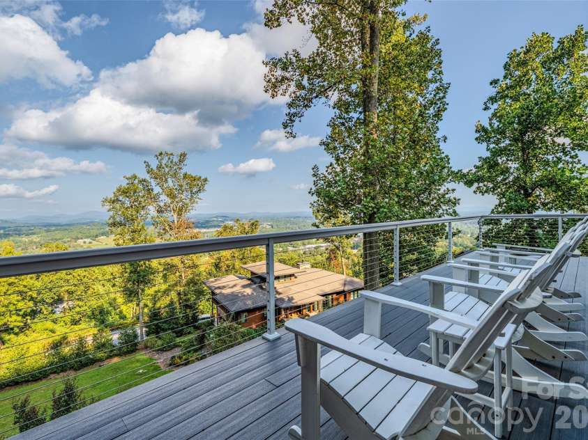 98 Rock Cliff Way, Hendersonville, NC 28791.  MLS# CAR4363363, YatesRealty ID 9260. 