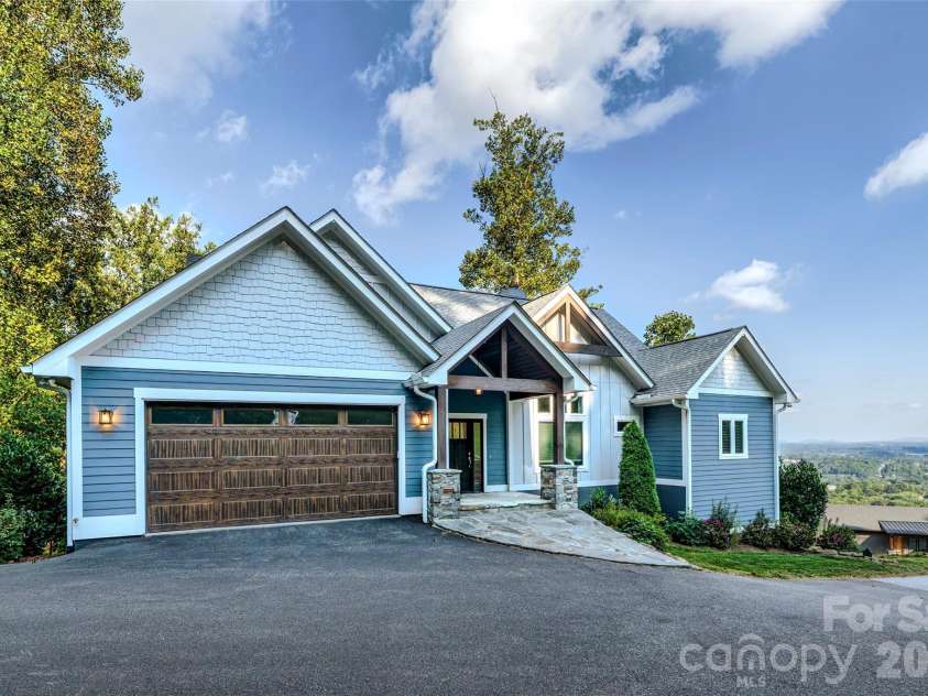 98 Rock Cliff Way, Hendersonville, NC 28791.  MLS# CAR4363363, YatesRealty ID 9260. 