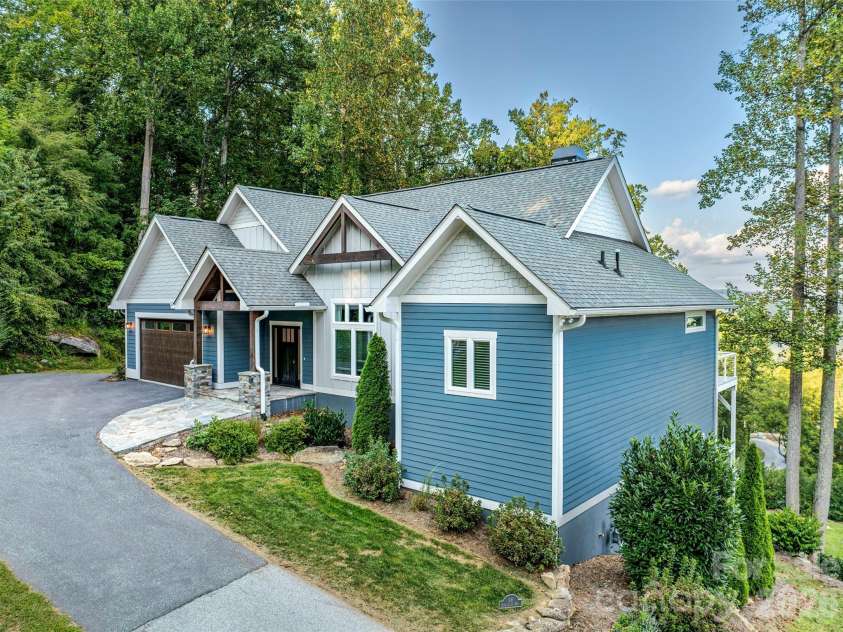 98 Rock Cliff Way, Hendersonville, NC 28791.  MLS# CAR4363363, YatesRealty ID 9260. 