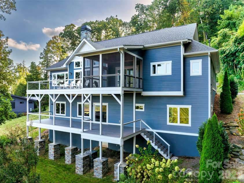 98 Rock Cliff Way, Hendersonville, NC 28791.  MLS# CAR4363363, YatesRealty ID 9260. 