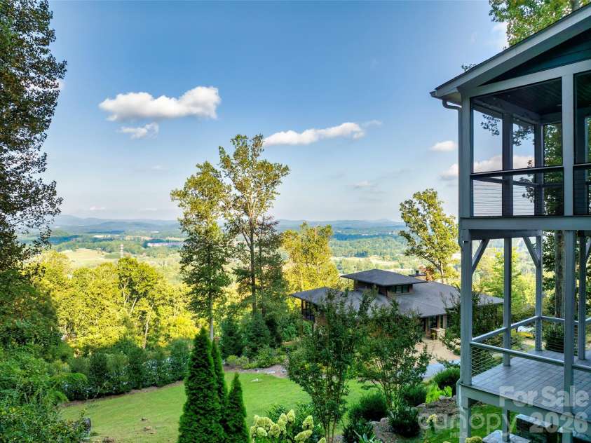 98 Rock Cliff Way, Hendersonville, NC 28791.  MLS# CAR4363363, YatesRealty ID 9260. 
