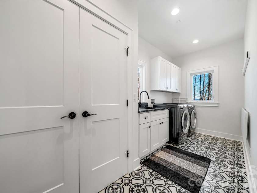 98 Rock Cliff Way, Hendersonville, NC 28791.  MLS# CAR4363363, YatesRealty ID 9260. Laundry on main