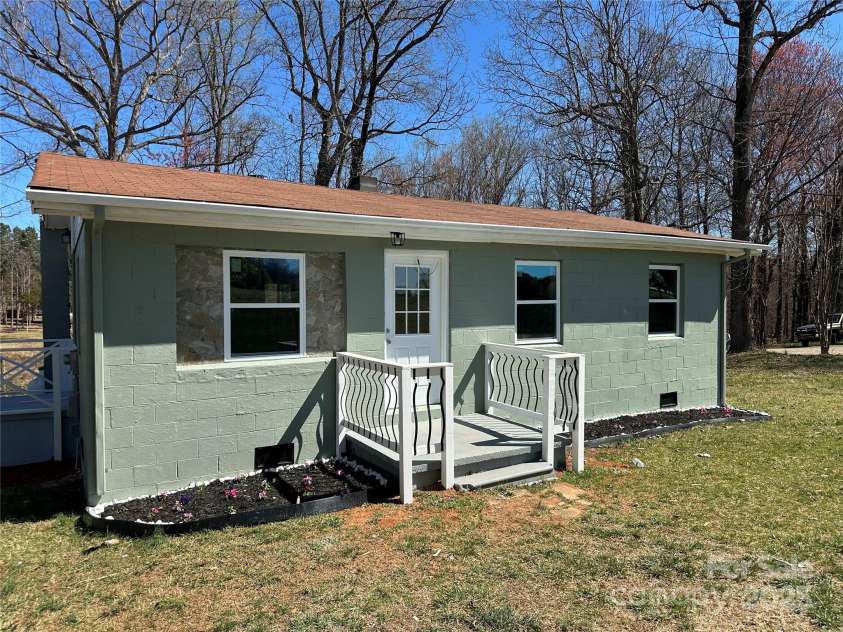 209 Brookview Road, Statesville, NC 28625.  MLS# CAR4249686, YatesRealty ID 9263. 