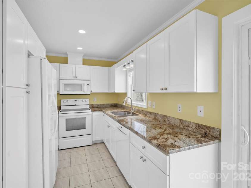 272 Paint Fork Road, Barnardsville, NC 28709.  MLS# CAR4225588, YatesRealty ID 9264. Kitchen