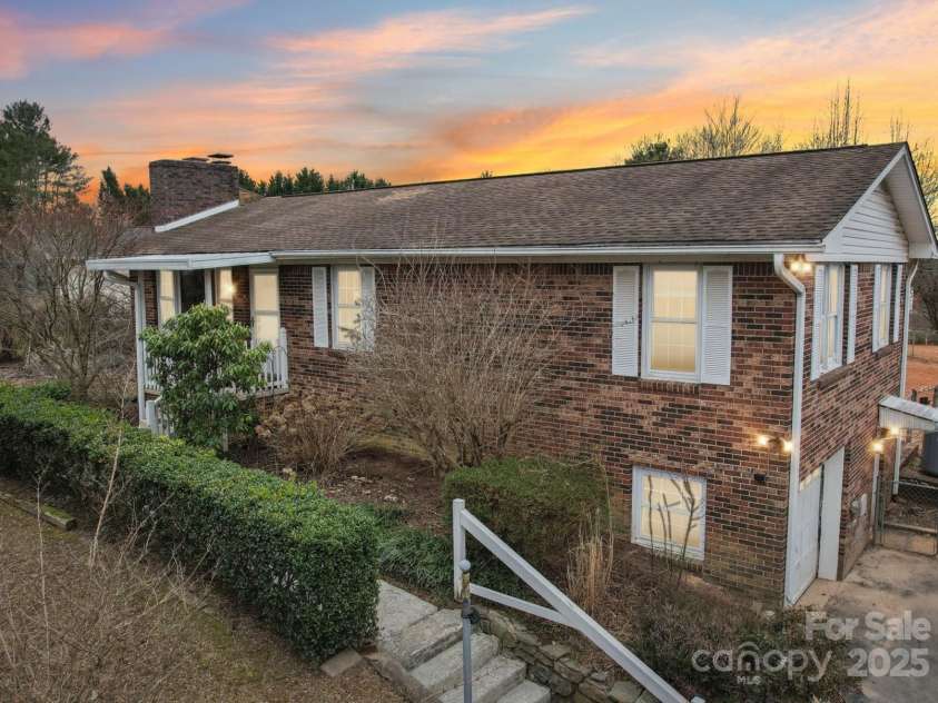 403 Crest Road, East Flat Rock, NC 28726.  MLS# CAR4230629, YatesRealty ID 9266. 403 Crest Rd.