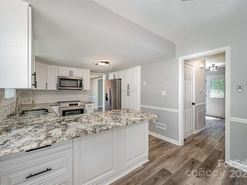 5915 Bluebonnet Road, Charlotte, NC 28212.  MLS# CAR4285336, YatesRealty ID 9266. 