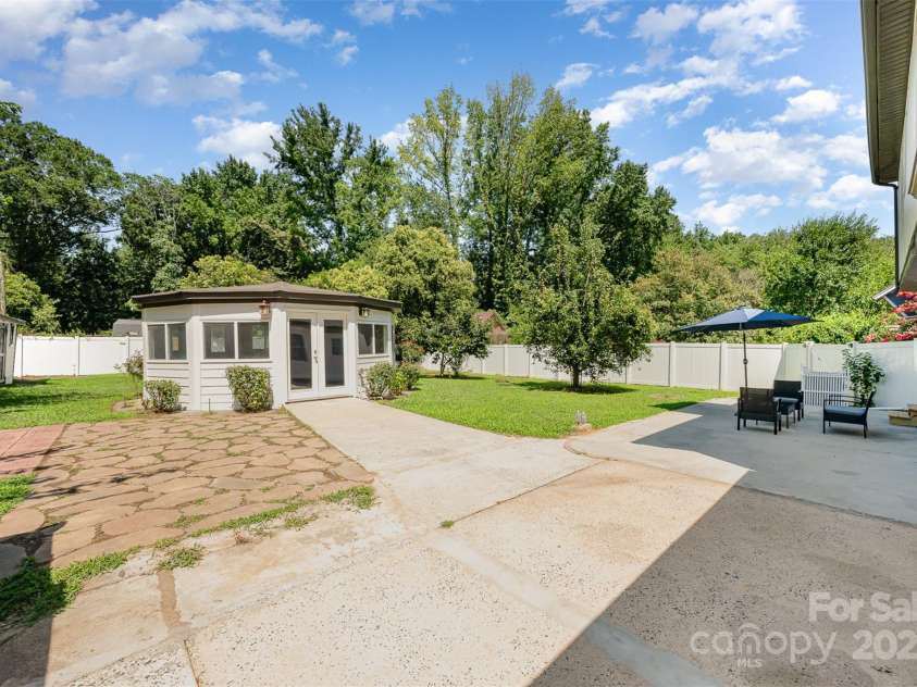 5915 Bluebonnet Road, Charlotte, NC 28212.  MLS# CAR4285336, YatesRealty ID 9266. 