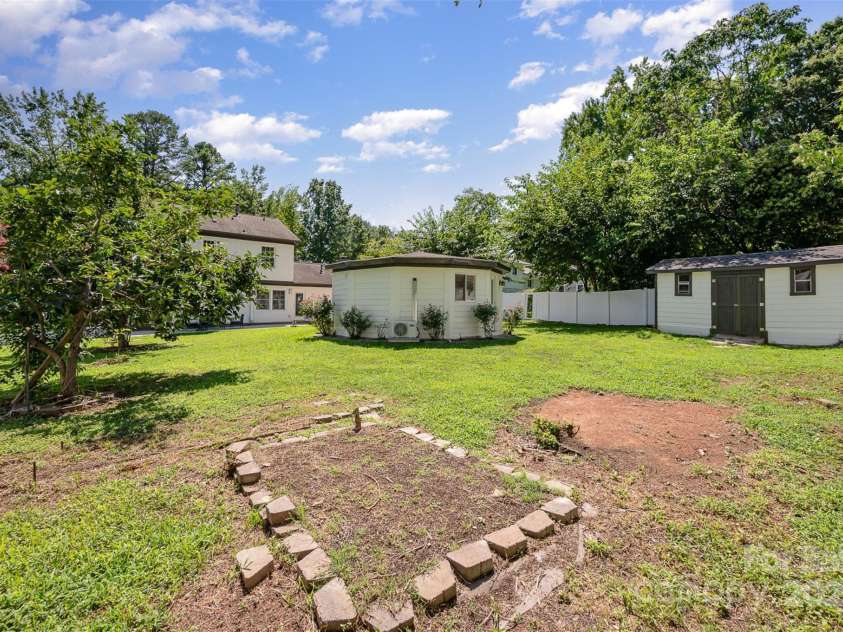 5915 Bluebonnet Road, Charlotte, NC 28212.  MLS# CAR4285336, YatesRealty ID 9266. 