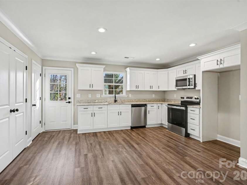 925 Randolph Street, High Point, NC 27260.  MLS# CAR4345152, YatesRealty ID 9268. 