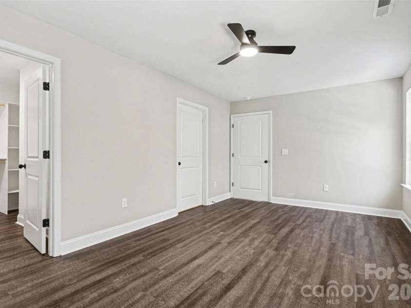 925 Randolph Street, High Point, NC 27260.  MLS# CAR4345152, YatesRealty ID 9268. 