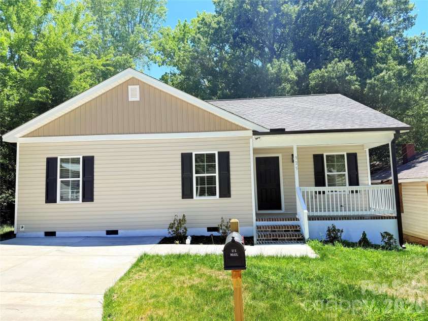 925 Randolph Street, High Point, NC 27260.  MLS# CAR4345152, YatesRealty ID 9268. 