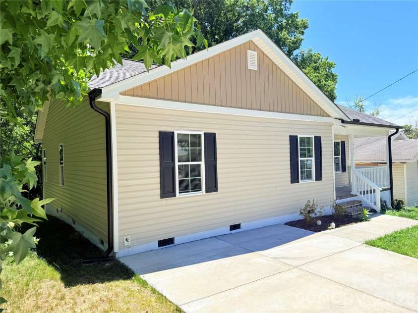 925 Randolph Street, High Point, NC 27260.  MLS# CAR4345152, YatesRealty ID 9268. 