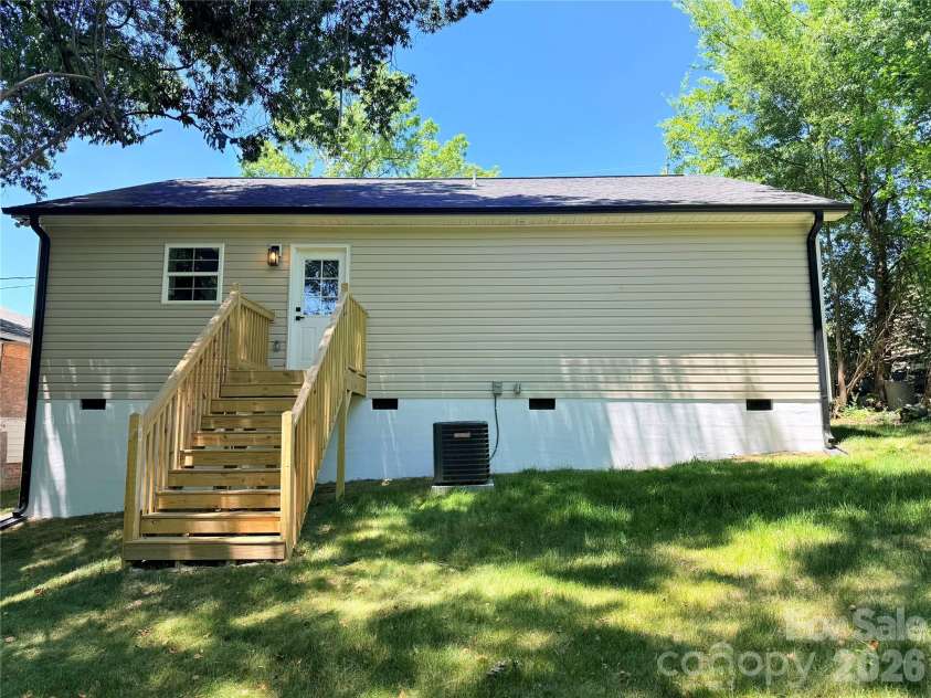 925 Randolph Street, High Point, NC 27260.  MLS# CAR4345152, YatesRealty ID 9268. 