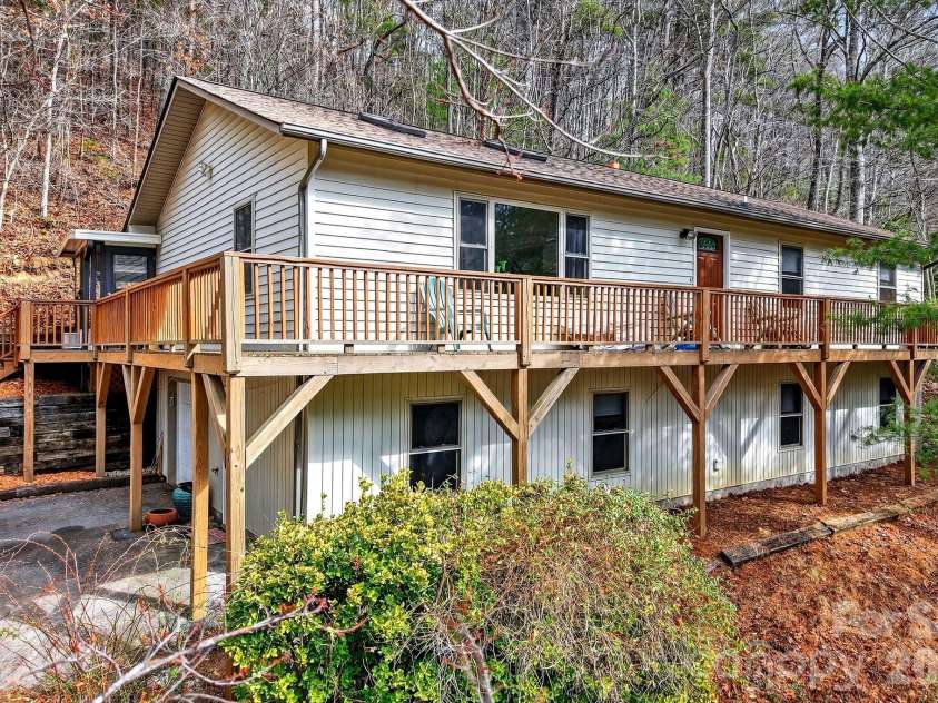 63 Independence Boulevard, Asheville, NC 28805.  MLS# CAR4347392, YatesRealty ID 9270. 