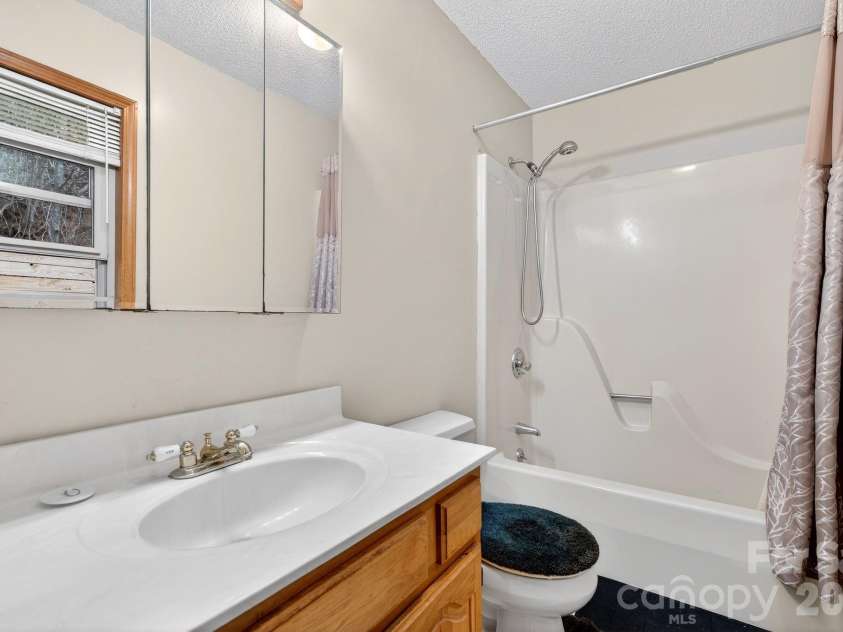 63 Independence Boulevard, Asheville, NC 28805.  MLS# CAR4347392, YatesRealty ID 9270. Primary en-suite bath