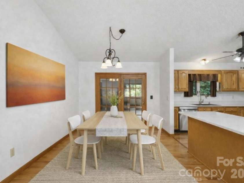 63 Independence Boulevard, Asheville, NC 28805.  MLS# CAR4347392, YatesRealty ID 9270. Virtually staged dining area