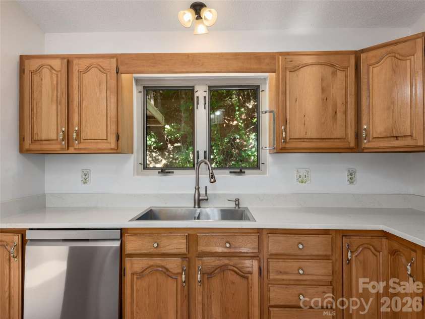63 Independence Boulevard, Asheville, NC 28805.  MLS# CAR4417559, YatesRealty ID 9270. 