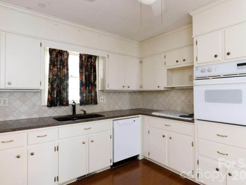 637 University Drive, Rock Hill, SC 29730.  MLS# CAR4305726, YatesRealty ID 9272. 