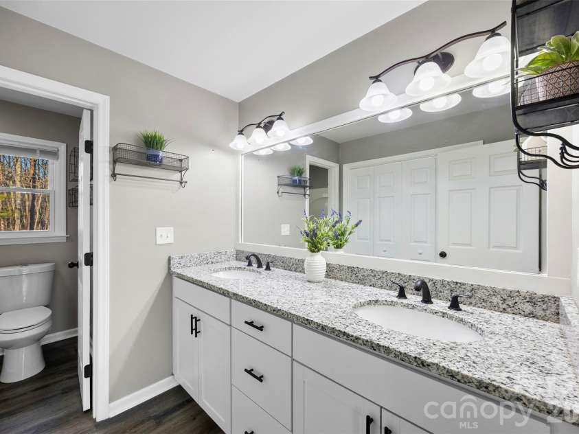 1045 Elizabeth Drive, Dallas, NC 28034.  MLS# CAR4334067, YatesRealty ID 9273. Full bathroom located in hall