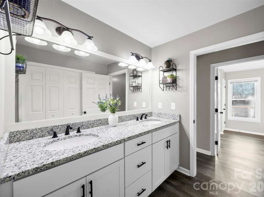1045 Elizabeth Drive, Dallas, NC 28034.  MLS# CAR4334067, YatesRealty ID 9273. Full bathroom located in hall.