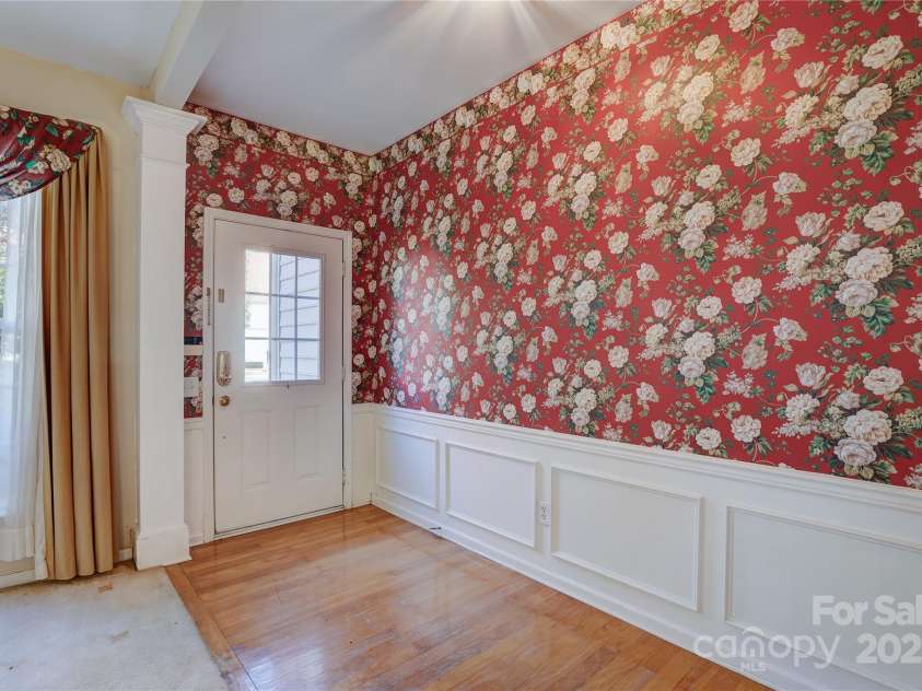 5523 Bentgrass Run Drive, Charlotte, NC 28269.  MLS# CAR4324679, YatesRealty ID 9275. Bright, welcoming entry