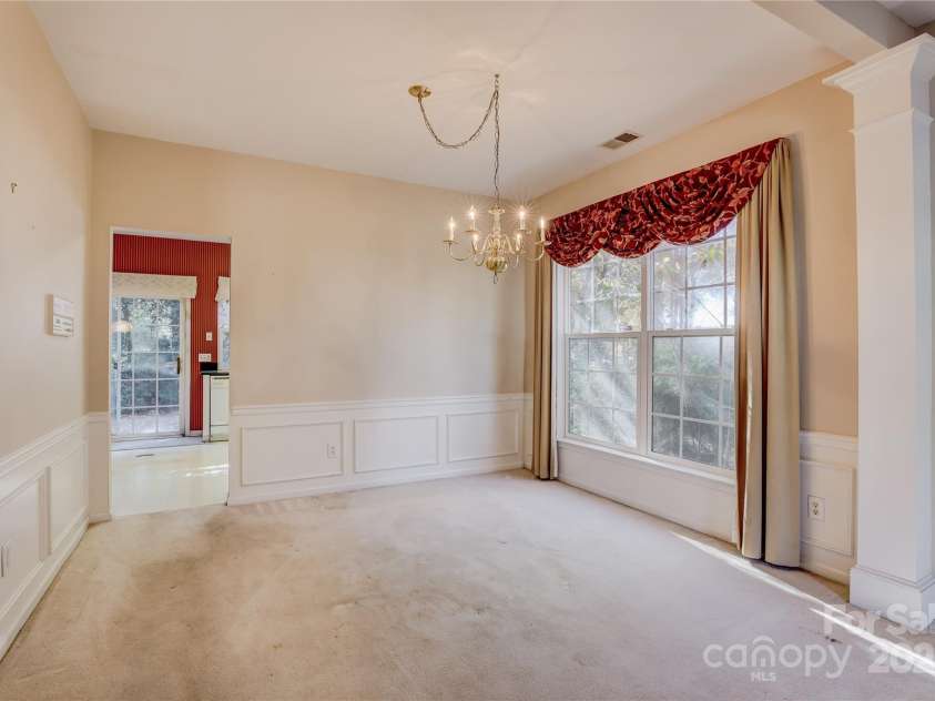 5523 Bentgrass Run Drive, Charlotte, NC 28269.  MLS# CAR4324679, YatesRealty ID 9275. Dining room