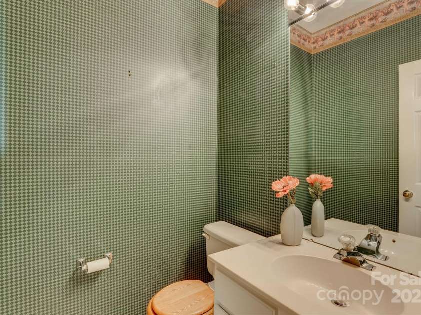 5523 Bentgrass Run Drive, Charlotte, NC 28269.  MLS# CAR4324679, YatesRealty ID 9275. Half bath downstairs