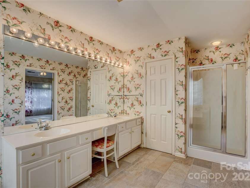 5523 Bentgrass Run Drive, Charlotte, NC 28269.  MLS# CAR4324679, YatesRealty ID 9275. Primary bath
