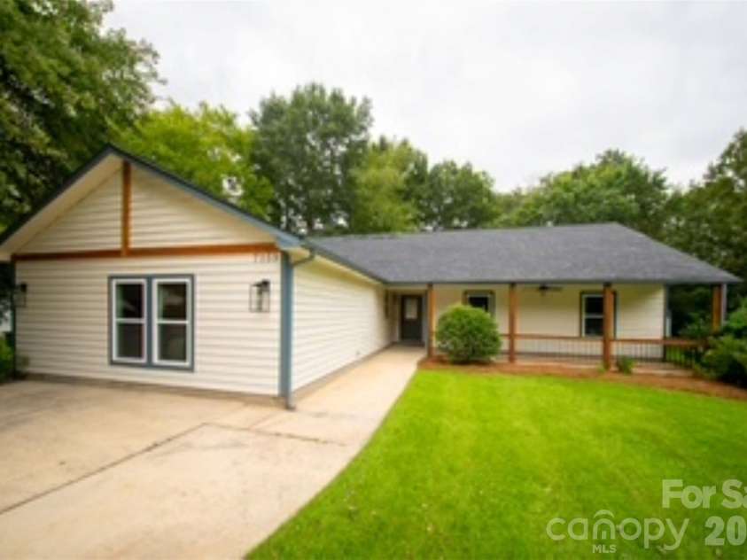 7159 Moss Point Drive, Charlotte, NC 28277.  MLS# CAR4352203, YatesRealty ID 9278. Exterior front