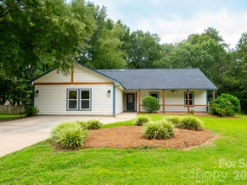 7159 Moss Point Drive, Charlotte, NC 28277.  MLS# CAR4352203, YatesRealty ID 9278. Exterior front