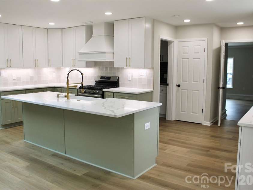 7159 Moss Point Drive, Charlotte, NC 28277.  MLS# CAR4352203, YatesRealty ID 9278. Kitchen