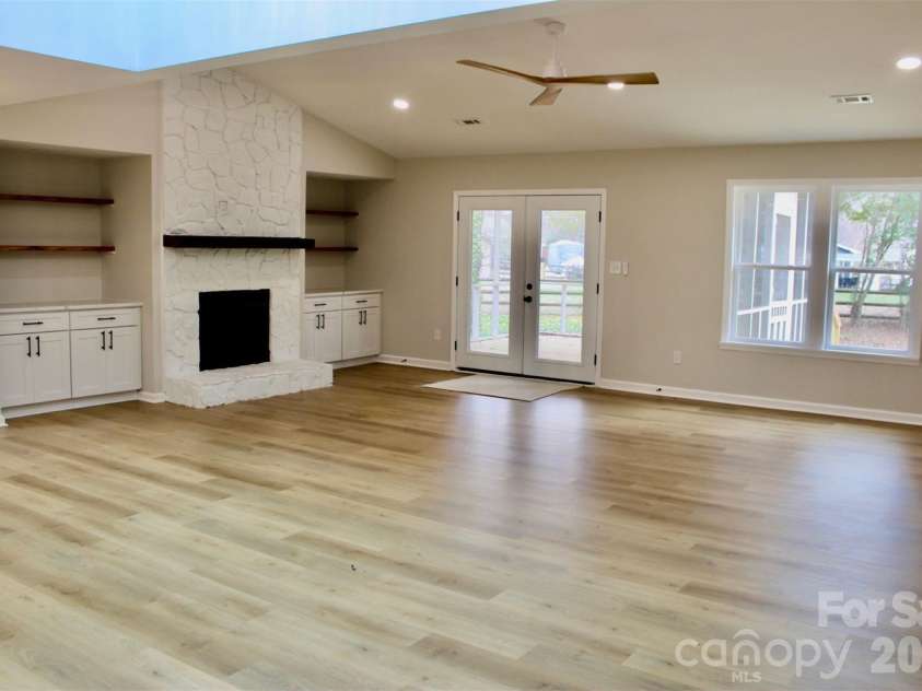 7159 Moss Point Drive, Charlotte, NC 28277.  MLS# CAR4352203, YatesRealty ID 9278. Living
