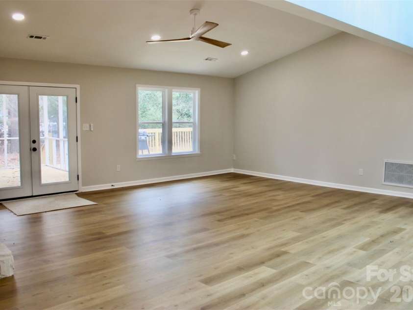 7159 Moss Point Drive, Charlotte, NC 28277.  MLS# CAR4352203, YatesRealty ID 9278. Living