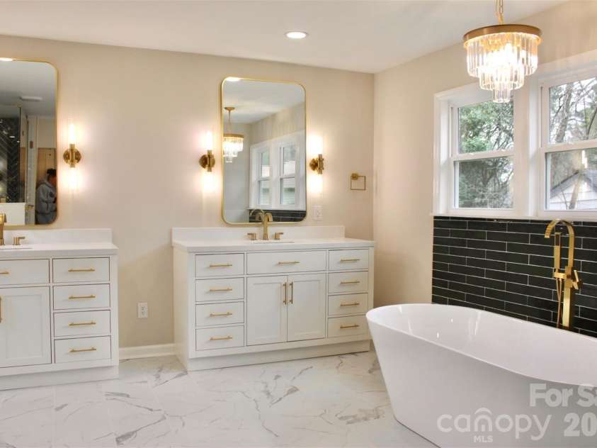 7159 Moss Point Drive, Charlotte, NC 28277.  MLS# CAR4352203, YatesRealty ID 9278. Primary ensuite