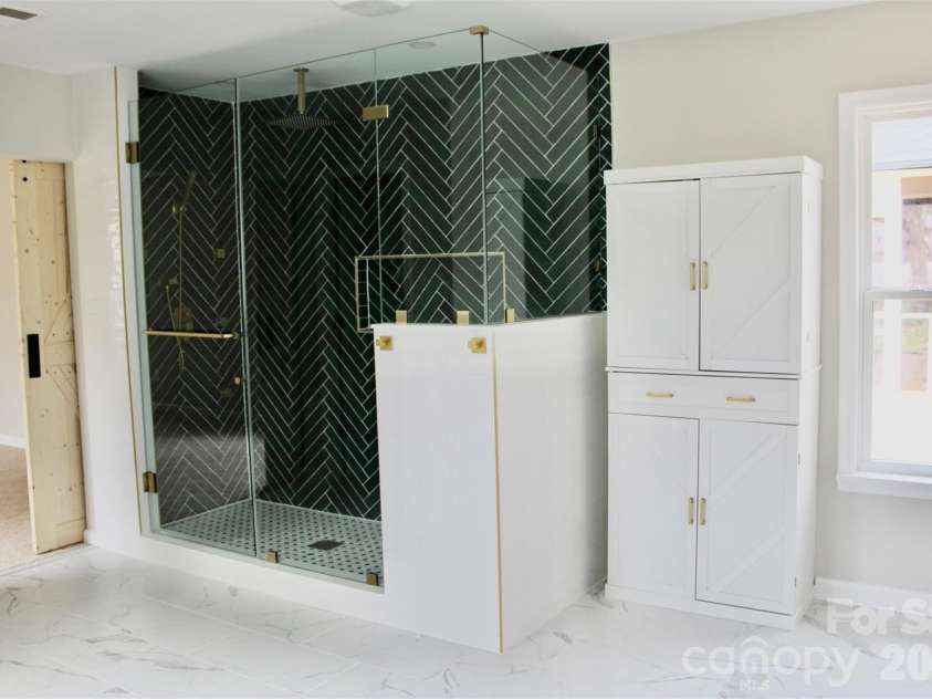 7159 Moss Point Drive, Charlotte, NC 28277.  MLS# CAR4352203, YatesRealty ID 9278. Primary shower