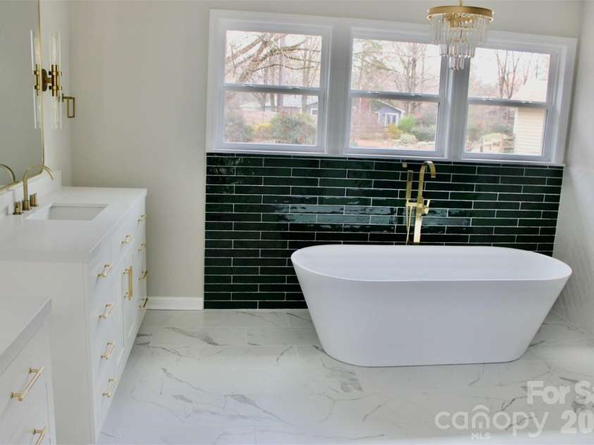 7159 Moss Point Drive, Charlotte, NC 28277.  MLS# CAR4352203, YatesRealty ID 9278. Soaking tub