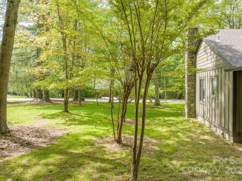 22 Dalonigei Court, Brevard, NC 28712.  MLS# CAR4249037, YatesRealty ID 9279. 