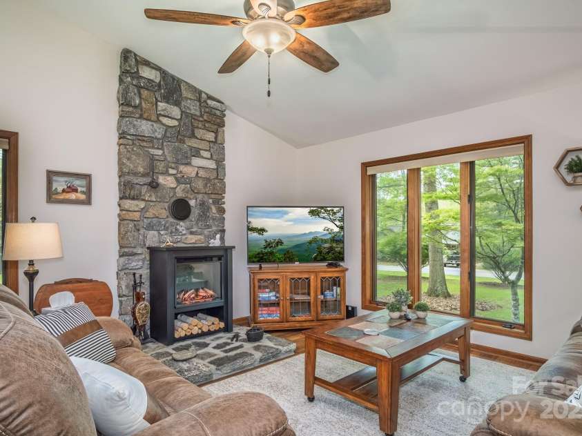 22 Dalonigei Court, Brevard, NC 28712.  MLS# CAR4249037, YatesRealty ID 9279. 